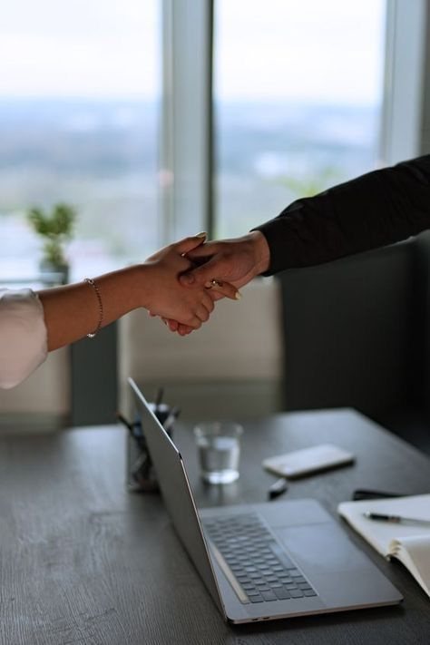 Poignée de main professionnelle au-dessus d'un bureau, scellant une collaboration