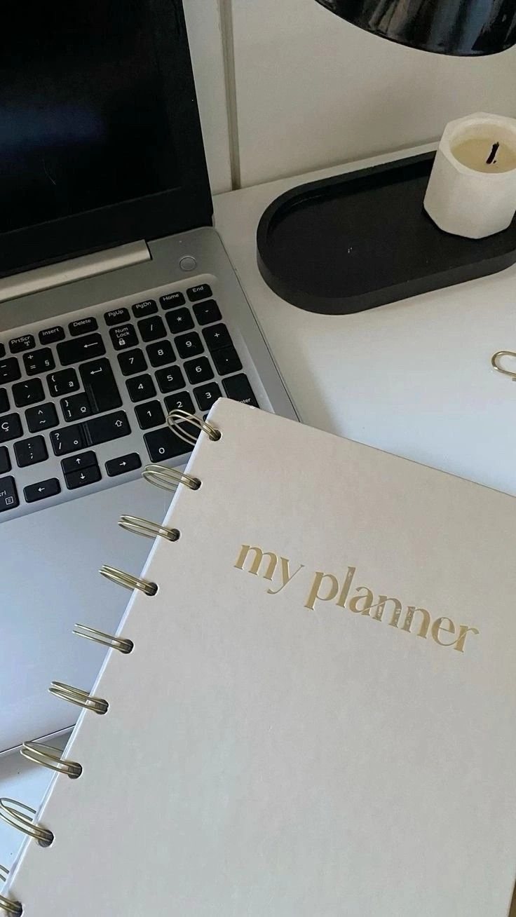 Agenda et carnet d'organisation élégant posés sur un bureau