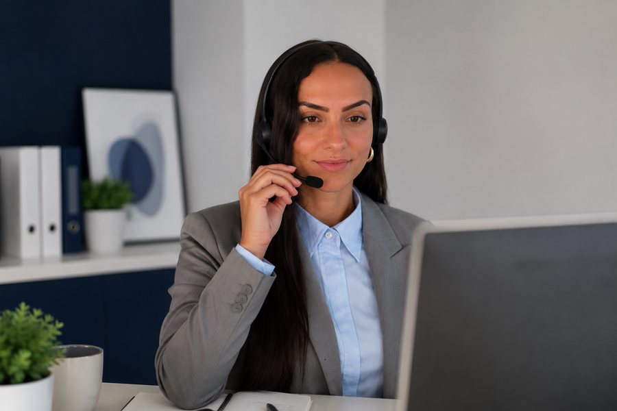 Femme avec un casque téléphonique en pleine prospection commerciale